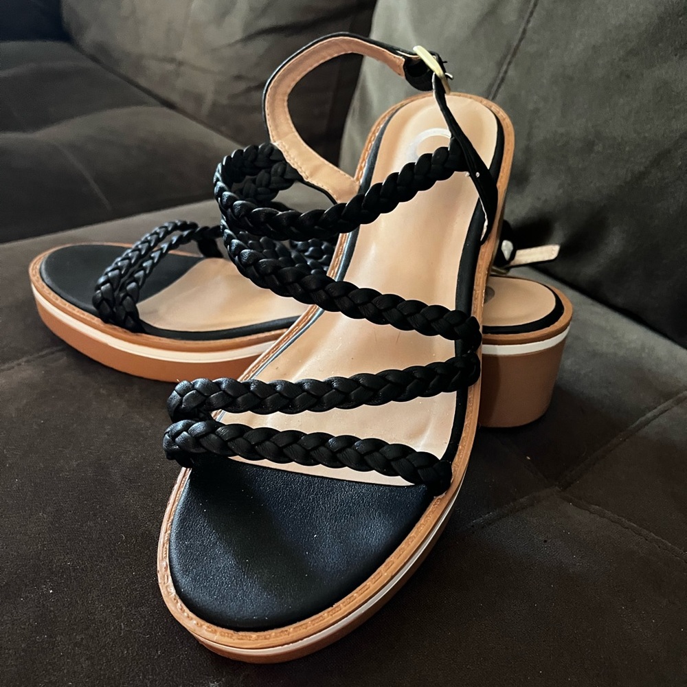 Women’s size 8.5 - Journee Taralie Strap Sandals